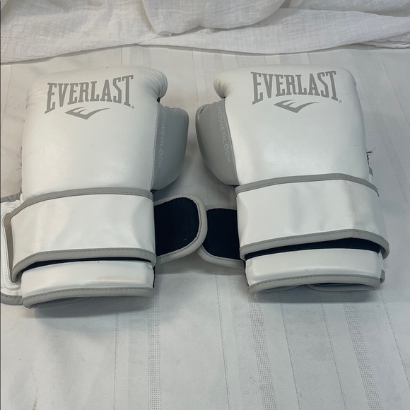 Everlast Gray and White Training Gloves - Picture 1 of 16
